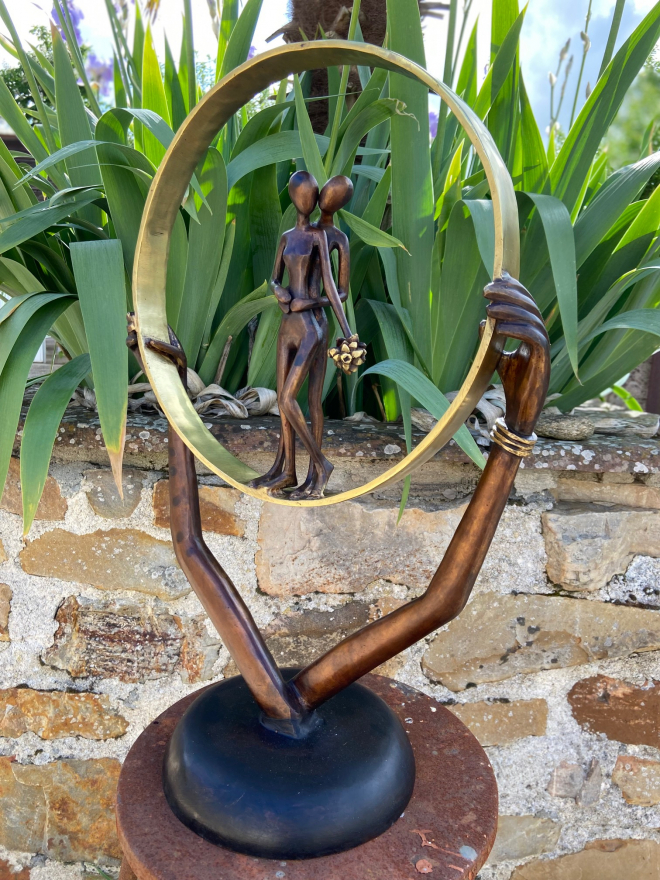 Couple au bouquet debout sur anneau - Bronze-Carl JAUNAY