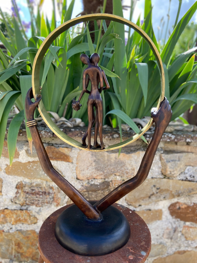 Couple au bouquet debout sur anneau - Bronze-Carl JAUNAY