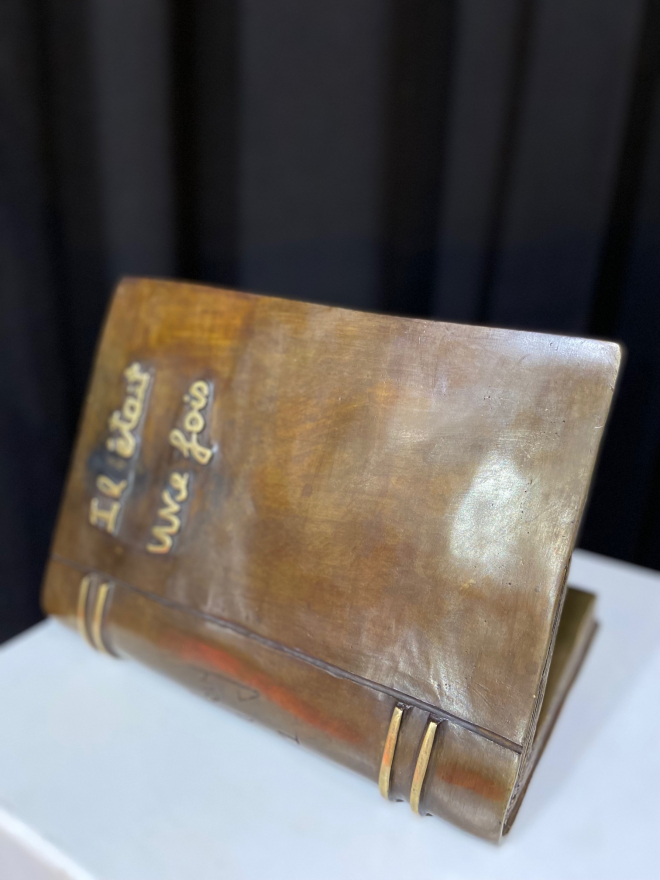Lectrice assise dans livre 