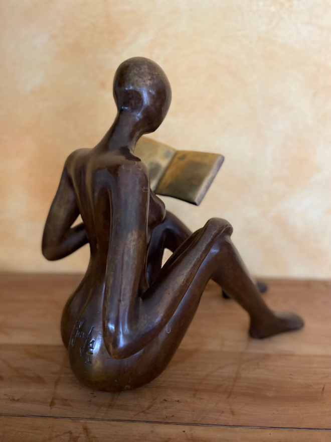 Lectrice main sur genoux série 35 - Bronze-Carl JAUNAY