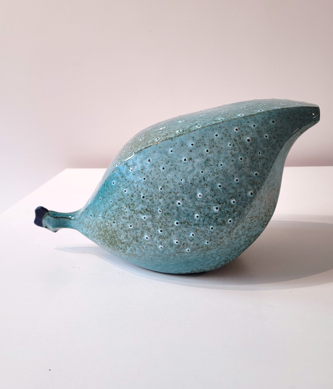 Pintade bleu scarab�e t�te  basse (grande)-Olivier FONSECA