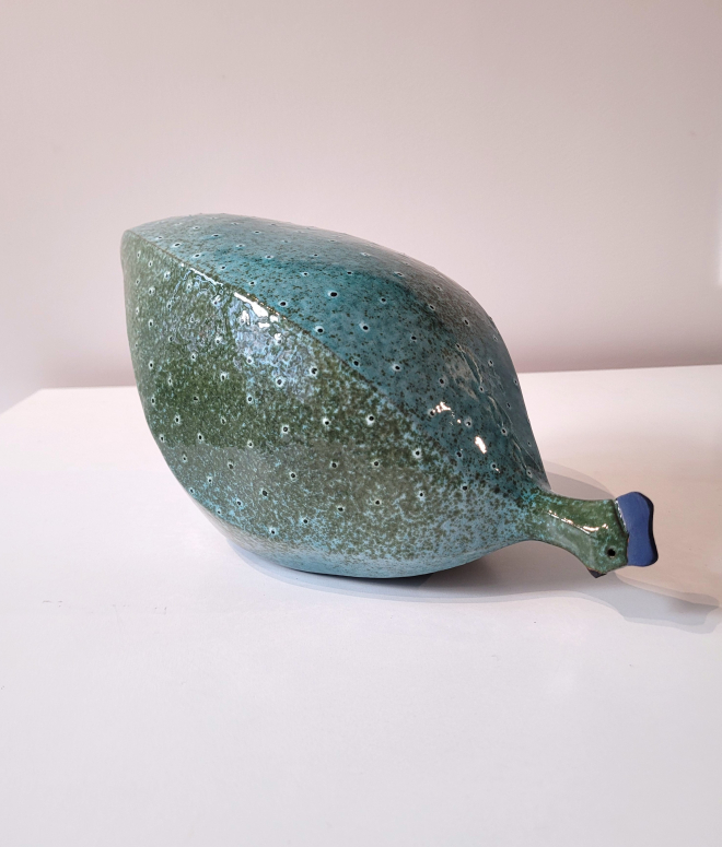 Pintade bleu scarab�e t�te  basse (grande)-Olivier FONSECA